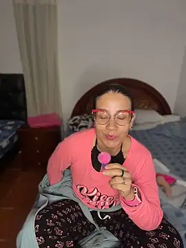 Snapshot of ArielFerrara chatting on 06-11-26, 05:05 ArielFerrara online show from 06-11-26, 05:05