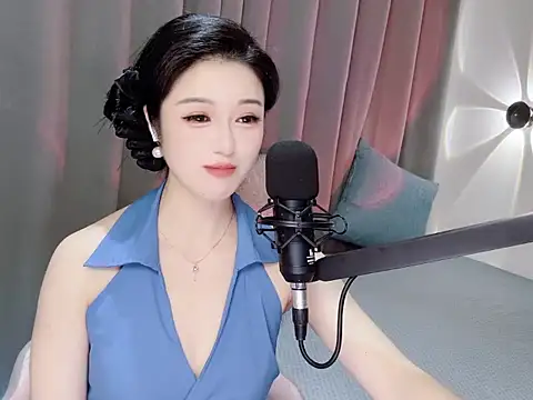 Snapshot of Momo-Wow chatting on 06-02-26, 06:37 Momo-Wow online show from 06-02-26, 06:37