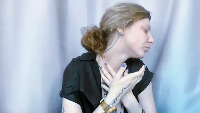 Snapshot of VivienDarkbloom chatting on 06-06-26, 12:43 VivienDarkbloom online show from 06-06-26, 12:43