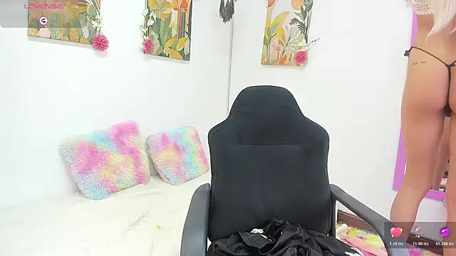 Snapshot of Vanes_hontter chatting on 06-18-26, 02:43 Vanes hontter online show from 06-18-26, 02:43