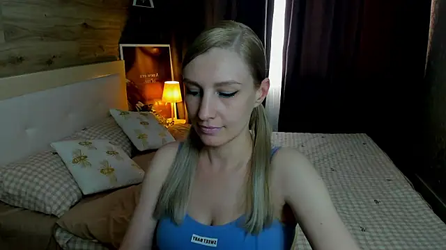 Snapshot of ReginaAmour chatting on 06-10-26, 01:43 ReginaAmour online show from 06-10-26, 01:43