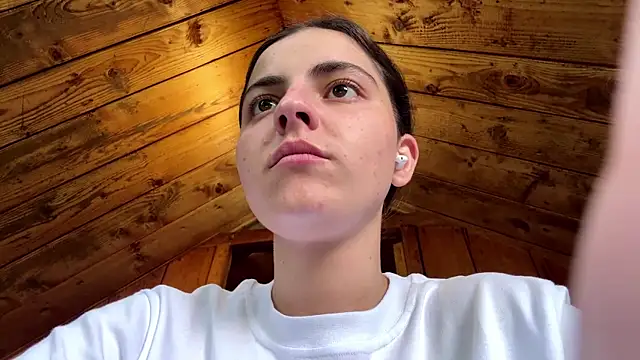 Snapshot of MarisaKomar chatting on 07-16-26, 01:17 MarisaKomar online show from 07-16-26, 01:17
