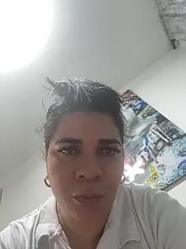 Snapshot of Siri_Luxx chatting on 06-08-26, 01:09 Siri Luxx online show from 06-08-26, 01:09