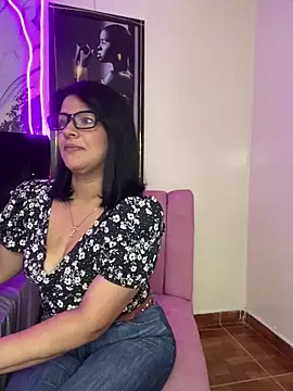 Snapshot of Selin_mehott chatting on 06-03-26, 02:33 Selin mehott online show from 06-03-26, 02:33
