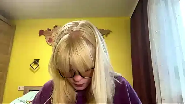 Snapshot of LeslyKelly chatting on 06-04-26, 04:02 LeslyKelly online show from 06-04-26, 04:02