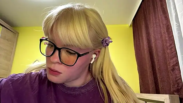 Snapshot of LeslyKelly chatting on 06-07-26, 07:17 LeslyKelly online show from 06-07-26, 07:17