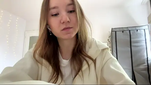 Snapshot of smalllisa chatting on 06-04-26, 09:04 smalllisa online show from 06-04-26, 09:04