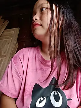Snapshot of Linna-bae chatting on 06-17-26, 12:35 Linna-bae online show from 06-17-26, 12:35
