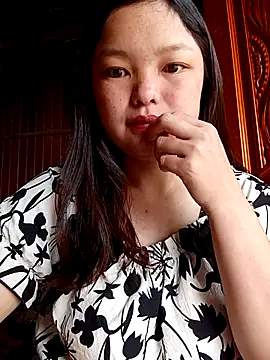 Snapshot of Linna-bae chatting on 07-10-26, 02:05 Linna-bae online show from 07-10-26, 02:05