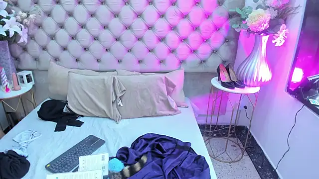 NaomiWhite  online show from 07-06-26, 08:44