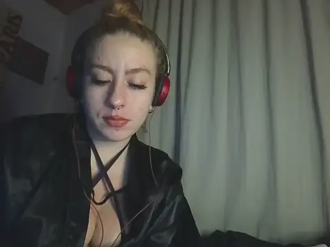 Snapshot of DollPhanie chatting on 06-07-26, 02:27 DollPhanie online show from 06-07-26, 02:27