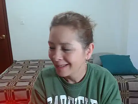 Snapshot of Chiquisexy1 chatting on 06-19-26, 06:01 Chiquisexy1 online show from 06-19-26, 06:01