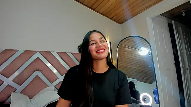 Snapshot of Layra_rous chatting on 06-16-26, 03:53 Layra rous online show from 06-16-26, 03:53