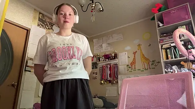 Snapshot of Aileyn chatting on 06-07-26, 08:18 Aileyn online show from 06-07-26, 08:18