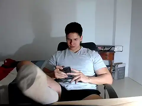 Snapshot of reyalejandro96 chatting on 06-11-26, 03:48 reyalejandro96 online show from 06-11-26, 03:48