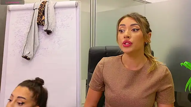 Snapshot of BabesGoWild chatting on 03-10-25, 08:23 BabesGoWild online show from 03-10-25, 08:23