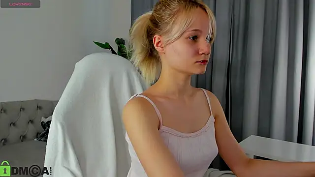 Snapshot of Bunny_Elsy chatting on 06-18-26, 11:47 Bunny Elsy online show from 06-18-26, 11:47