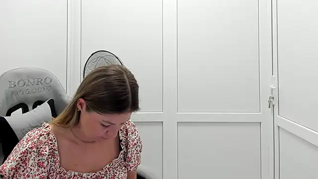 MiaSummerr  online show from 07-17-26, 12:45