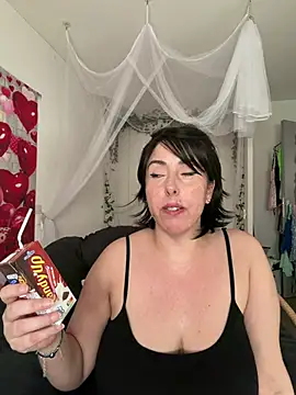 juliee1979 online show from 06-26-26, 05:17