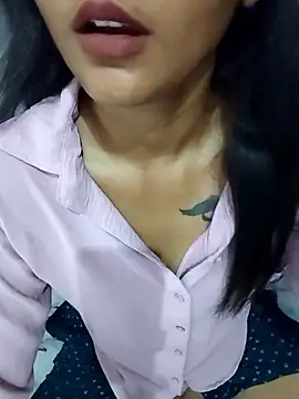 Snapshot of Miss-cutee chatting on 06-17-26, 06:42 Miss-cutee online show from 06-17-26, 06:42