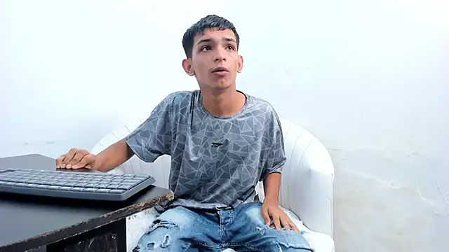 Snapshot of littlecum18 chatting on 06-10-26, 11:31 littlecum18 online show from 06-10-26, 11:31