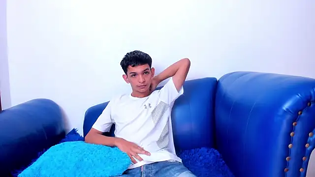 Snapshot of littlecum18 chatting on 06-19-26, 12:31 littlecum18 online show from 06-19-26, 12:31
