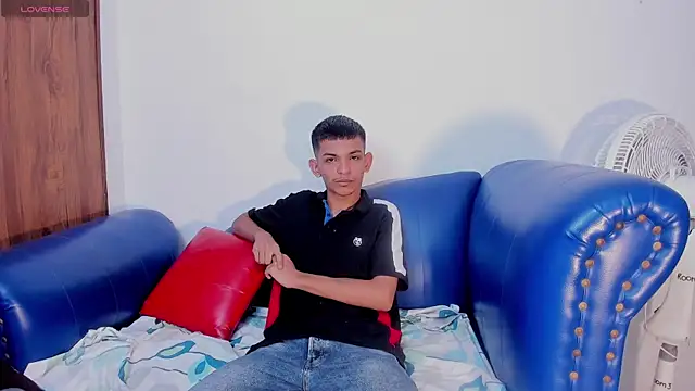 Snapshot of littlecum18 chatting on 06-21-26, 12:19 littlecum18 online show from 06-21-26, 12:19