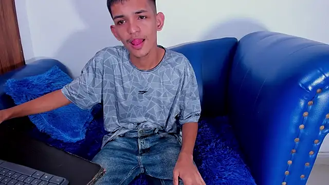 Snapshot of littlecum18 chatting on 06-24-26, 12:48 littlecum18 online show from 06-24-26, 12:48