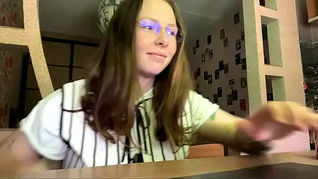 Snapshot of AlisonOhlmacher chatting on 06-12-26, 10:25 AlisonOhlmacher online show from 06-12-26, 10:25