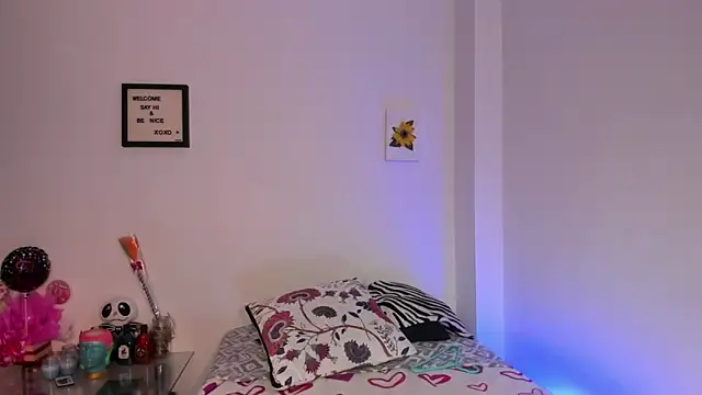 LauraToro  online show from 11-28-25, 07:05