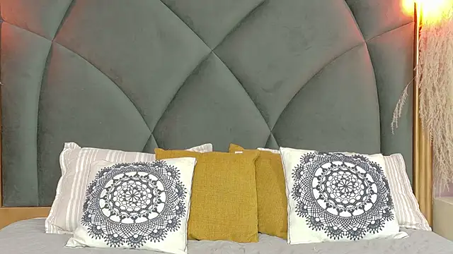 Snapshot of Chloemendoza chatting on 06-12-26, 04:00 Chloemendoza online show from 06-12-26, 04:00