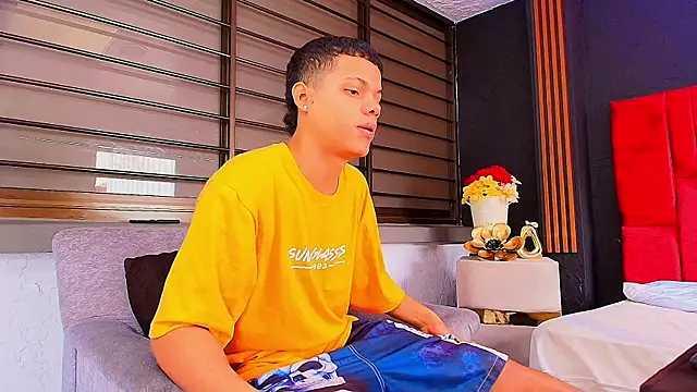 Snapshot of JulianSterling___ chatting on 06-14-26, 07:05 JulianSterling online show from 06-14-26, 07:05