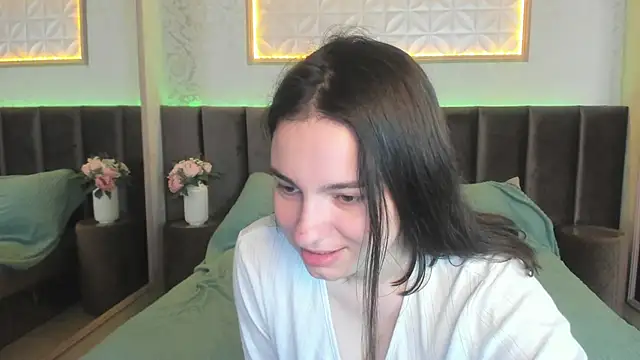 Snapshot of YolandiBev chatting on 06-17-26, 05:43 YolandiBev online show from 06-17-26, 05:43