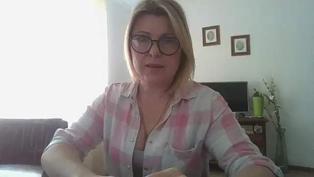 Snapshot of ElenaLove888 chatting on 06-13-26, 08:34 ElenaLove888 online show from 06-13-26, 08:34