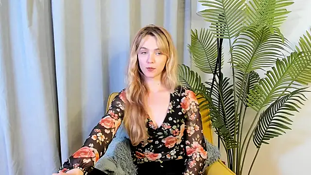 Snapshot of MarielRoloson chatting on 06-15-26, 05:15 MarielRoloson online show from 06-15-26, 05:15