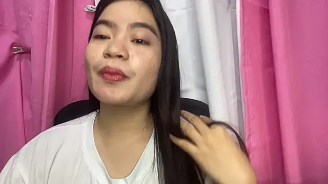 Snapshot of LouveniaDebeer chatting on 06-16-26, 01:25 LouveniaDebeer online show from 06-16-26, 01:25