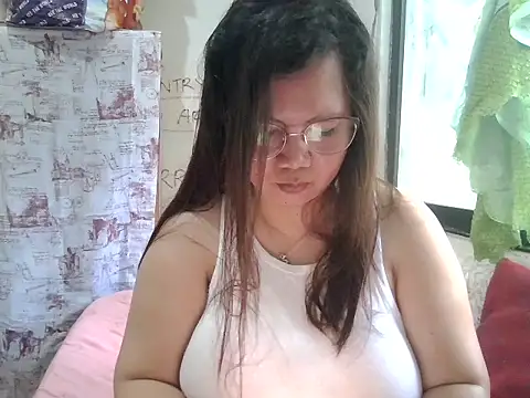 Snapshot of Minimahal chatting on 06-17-26, 01:08 Minimahal online show from 06-17-26, 01:08