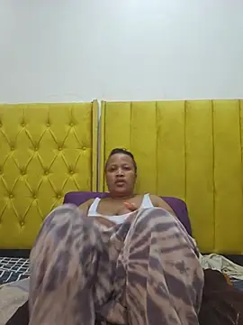 Snapshot of THICKCHARMAxxx28 chatting on 06-15-26, 08:33 THICKCHARMAxxx28 online show from 06-15-26, 08:33