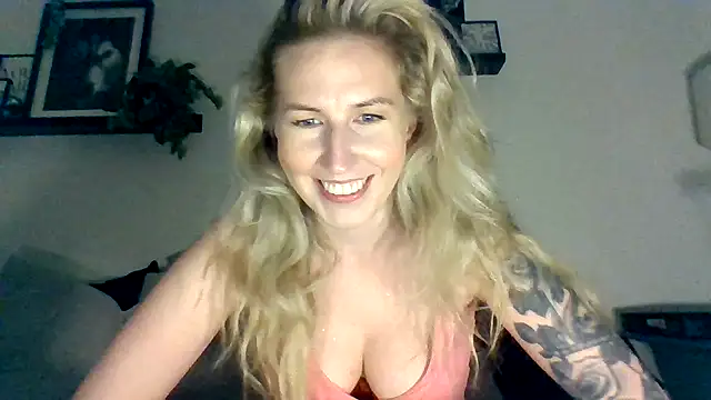 Snapshot of Mayjay6 chatting on 06-21-26, 08:11 Mayjay6 online show from 06-21-26, 08:11