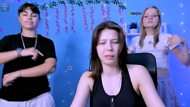 Snapshot of bella_sky11 chatting on 07-22-26, 06:43 bella sky11 online show from 07-22-26, 06:43
