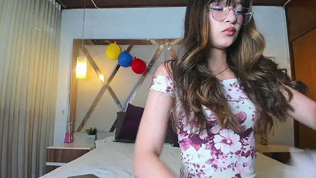 Snapshot of ZoeDear_ chatting on 07-15-26, 10:37 ZoeDear online show from 07-15-26, 10:37