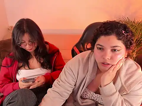 Snapshot of MaddieandVero chatting on 06-18-26, 01:06 MaddieandVero online show from 06-18-26, 01:06