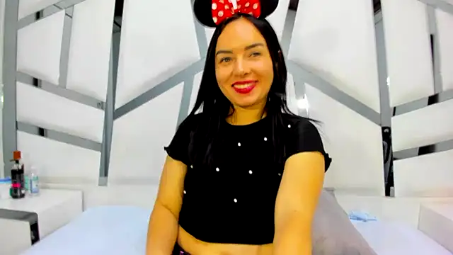 Snapshot of Violett_Bliss chatting on 08-08-26, 05:31 Violett Bliss online show from 08-08-26, 05:31