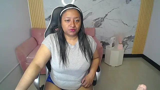 Snapshot of Alicia1_ch chatting on 06-24-26, 03:05 Alicia1 ch online show from 06-24-26, 03:05