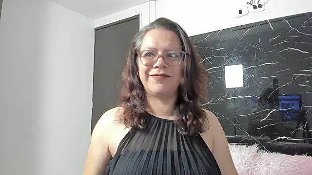 Snapshot of ELLE_HADID chatting on 06-22-26, 03:31 ELLE HADID online show from 06-22-26, 03:31