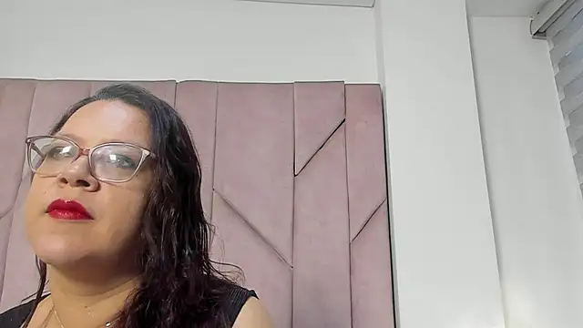 ELLE HADID online show from 07-25-26, 12:14