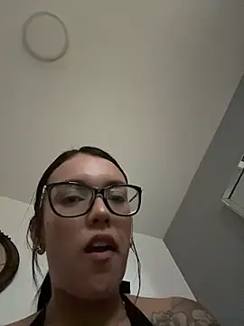 Snapshot of shantalgray__ chatting on 06-25-26, 11:09 shantalgray online show from 06-25-26, 11:09