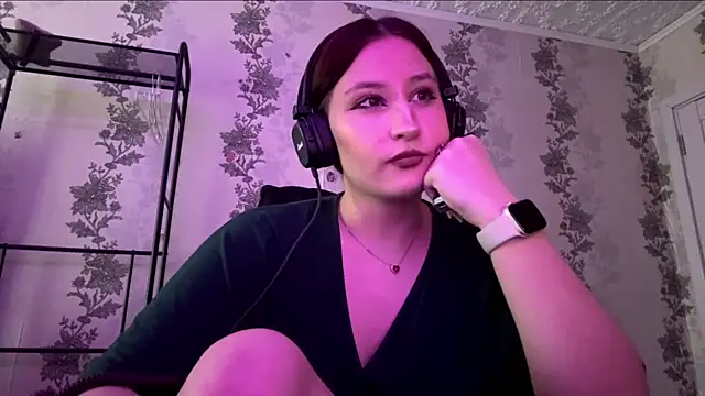 Snapshot of SuzanMoote chatting on 07-06-26, 11:29 SuzanMoote online show from 07-06-26, 11:29