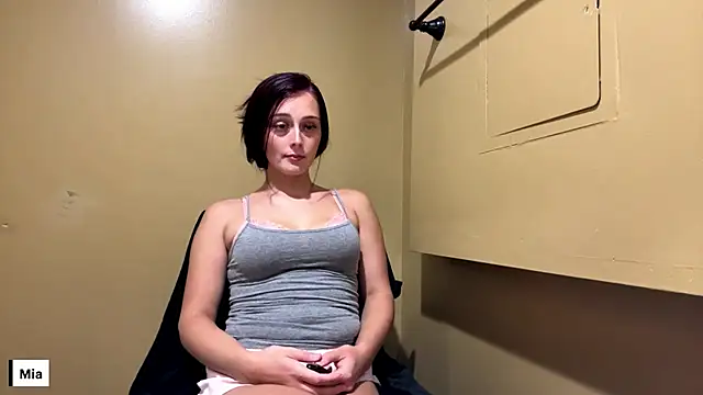 Snapshot of miaaellie chatting on 07-15-26, 04:18 miaaellie online show from 07-15-26, 04:18