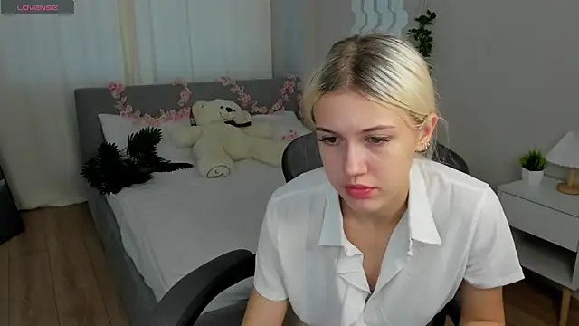 Snapshot of ChloexBarbie chatting on 07-26-26, 01:03 ChloexBarbie online show from 07-26-26, 01:03